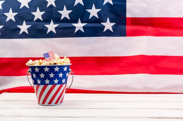 Foto coppa con bandiera americana e popcorn croccante