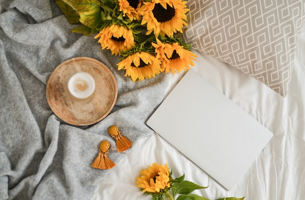 Tazza con cappuccino, girasoli, camera da letto, concetto di mattina, autunno