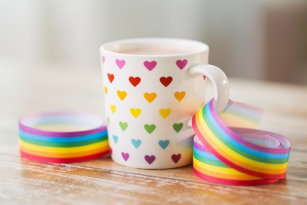 Foto coppa con disegno di cuore e nastro di consapevolezza gay