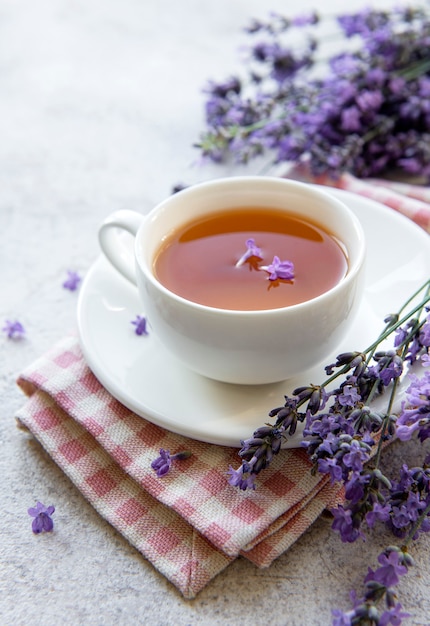 Tazza con tè alla lavanda e fiori di lavanda freschi