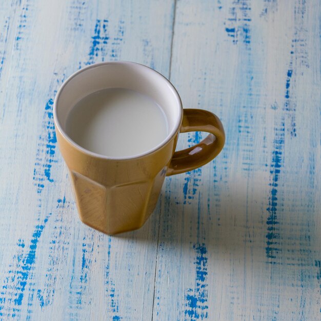 Photo cup with milk on a wooden background