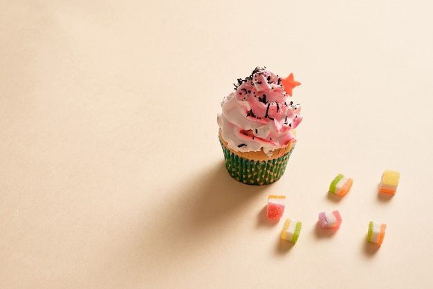 Cupcake, confetti achtergrond met kopie ruimte