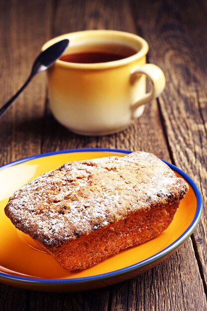 カップケーキとテーブルの上のお茶のカップ