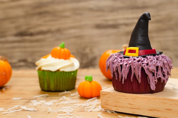 写真 ハロウィーンのお祝いのためのクリームチーズのフロスティングとフォンダンで飾られたカップケーキ