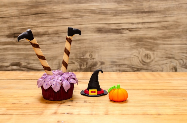 Cupcake decorated with cream cheese frosting and fondant for Halloween celebration