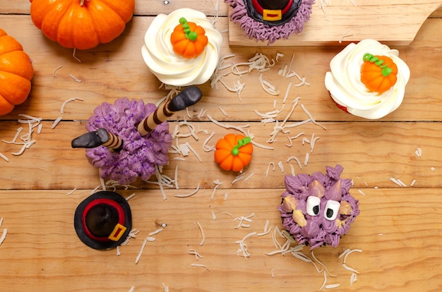 Cupcake decorated with cream cheese frosting and fondant for Halloween celebration