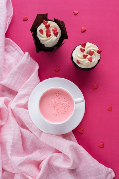 컵 케이크는 마음으로 장식. 사랑. 발렌타인 데이 컨셉. 평면도.