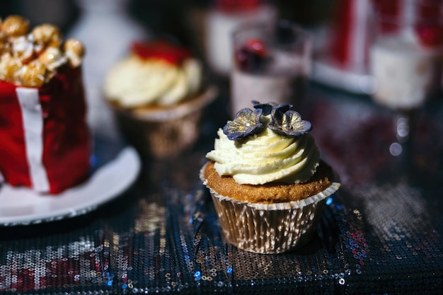 Cupcake gedecoreerd met room en een bloem