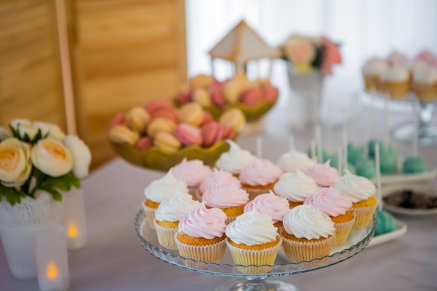 Cupcake Heerlijke kleurrijke cupcakes voor bruiloftsreceptie of ander evenementfeest Bruiloft tafeldecoratie Bruiloft Candy Bar