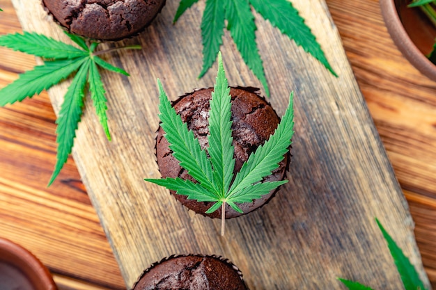 Cupcake met marihuana. chocolade cupcake muffins cannabis wiet cbd. hennepmedicijnen in voedseldessert