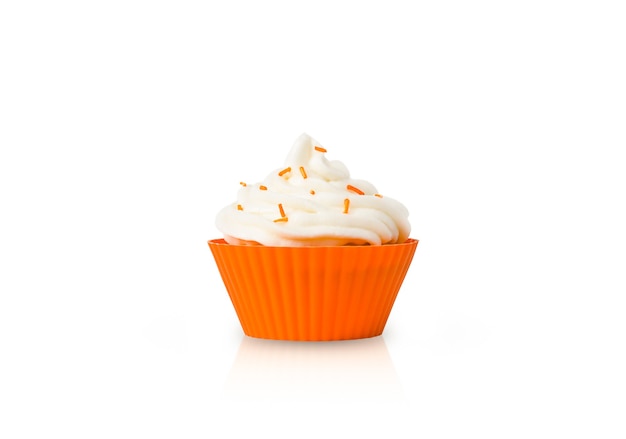 Cupcake met witte room in oranje vorm geïsoleerd op een witte achtergrond.