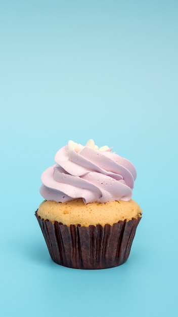 Foto cupcake op een blauwe achtergrond.