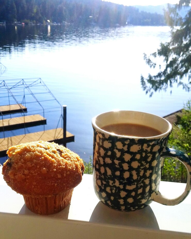 Photo cupcake served with tea