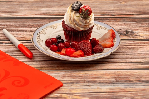 ベリーとコーヒーの朝食とカップケーキ