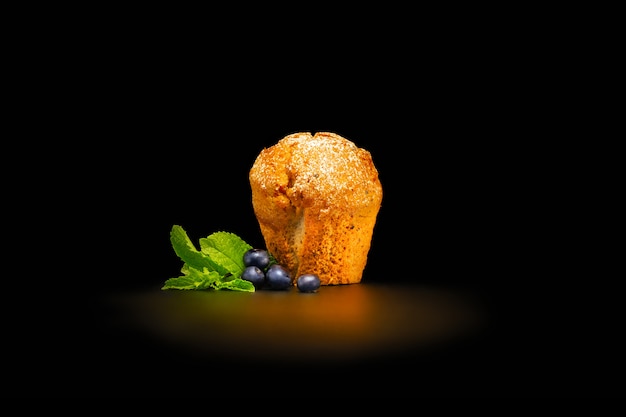 Фото Кекс с черникой и листьями мяты, посыпанный сахарной пудрой