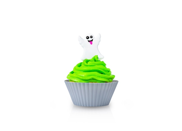 Foto cupcake con crema verde in forma grigia con decorazioni di halloween strega isolato su sfondo bianco.