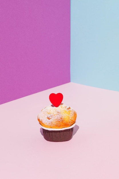사진 보라색 파란색과 분홍색 배경에 빨간색 나무 심장이 있는 컵케이크 최소한의 발렌타인 데이 아이디어
