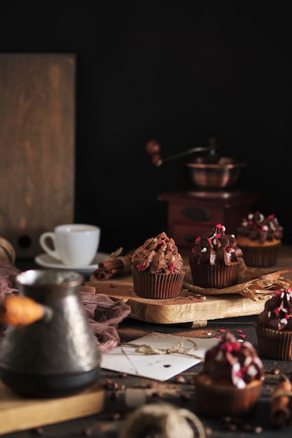 Cupcakes als cadeau voor dierbaren. Oranje cupcakes met chocoladeroom. Kookproces. Dessert en koffie.