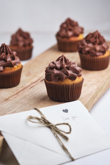 Cupcakes als cadeau voor dierbaren. Oranje cupcakes met chocoladeroom.