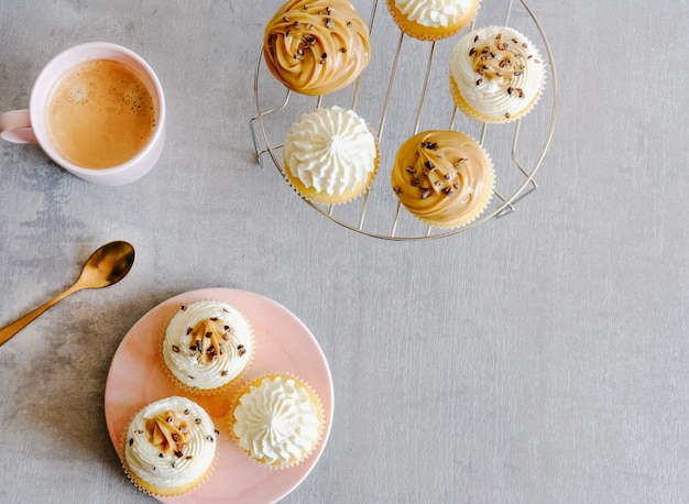 写真 カップケーキとコーヒー