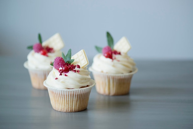 Cupcakes bakken met slagroom op tafel