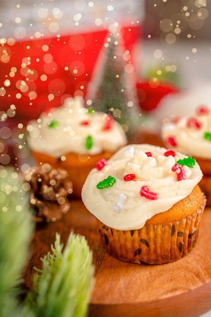 クリスマスツリーの形で振りかけると飾られたカップケーキお祭りのお菓子