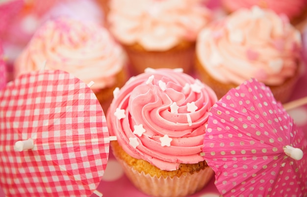 Cupcakes decorati con spruzza, glassa e assortimenti