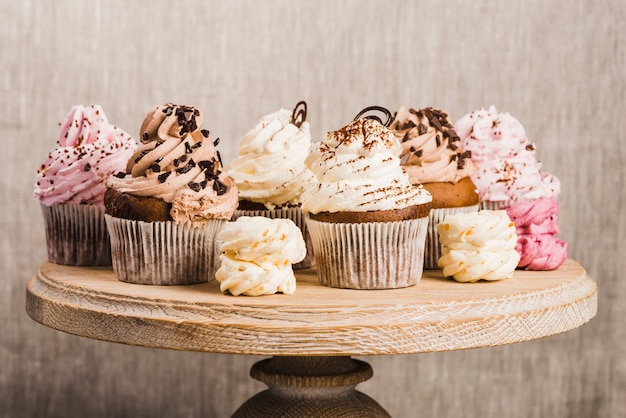 Cupcakes en slagroom op houten voet