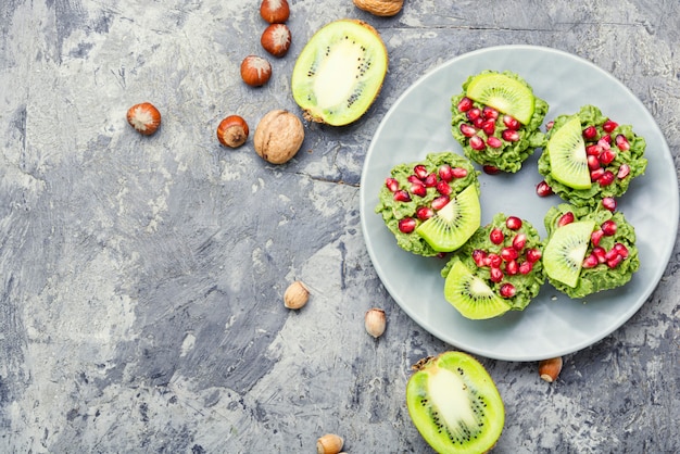 Cupcakes from avocado and kiwi.