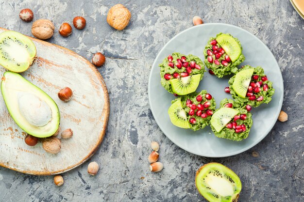 Cupcakes from avocado and kiwi.