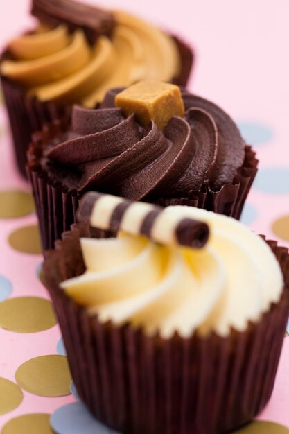 Cupcakes gedecoreerd met chocoladekaramel en vanillesuikerglazuur