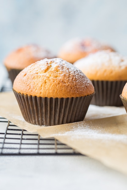 Cupcakes met amandelen en kersen in natuurlijke omgeving.