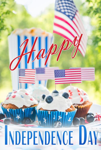 Foto cupcakes met amerikaanse vlaggen op onafhankelijkheidsdag