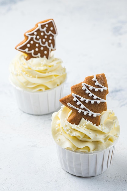 Foto cupcakes met cream cheese cream en pinda-karamel vulling. kerstcadeausets van desserts. taarten in het decor van het nieuwe jaar.