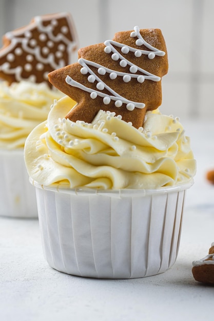 Cupcakes met cream cheese cream en pinda-karamel vulling. Kerstcadeausets van desserts. Taarten in het decor van het nieuwe jaar.