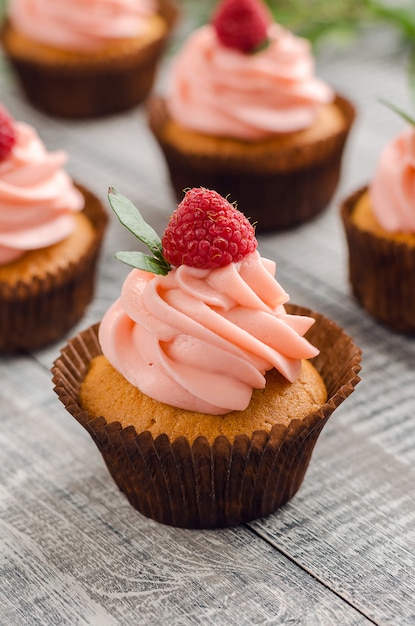 Cupcakes met frambozencrème.