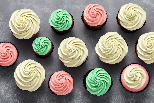 Cupcakes met generatieve kunst van groene theecrème door AI