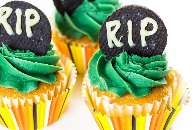 Cupcakes met groen glazuur bereid als Halloween-traktaties.