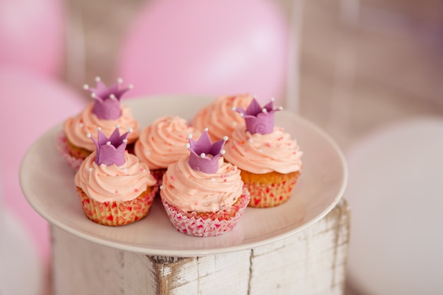 Cupcakes met kaascrème en een kroondecoratie