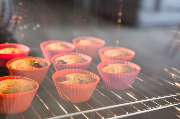 Cupcakes met kers, muffins in de oven