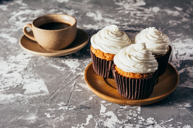 Cupcakes met kopjes koffie.