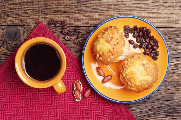 Cupcakes met noten en een kopje koffie op tafel