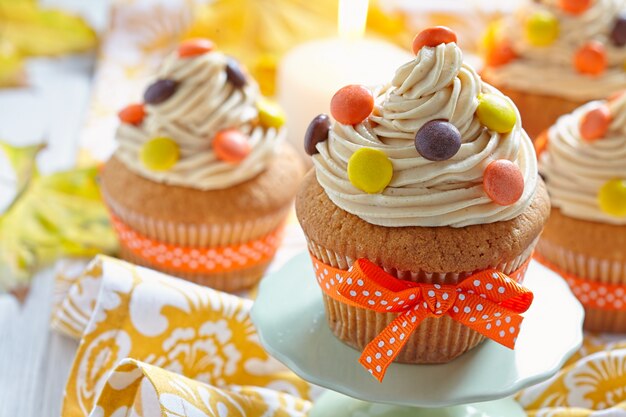 Cupcakes met pindakaas gedecoreerd voor herfstvakantie