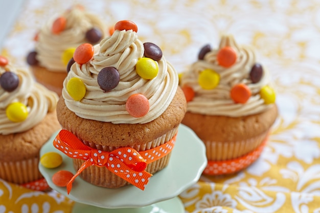 Cupcakes met pindakaas gedecoreerd voor herfstvakantie