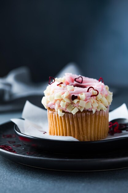 Cupcakes met roomkaas en aardbeien Cupcakes voor Valentijnsdag op een betonnen tafel