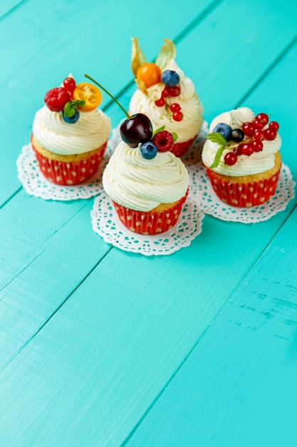 Foto cupcakes met zomer bessen