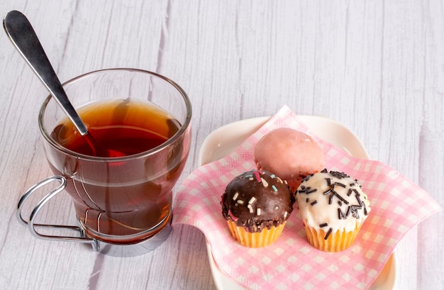 写真 いろいろな味と色のカップケーキとお茶