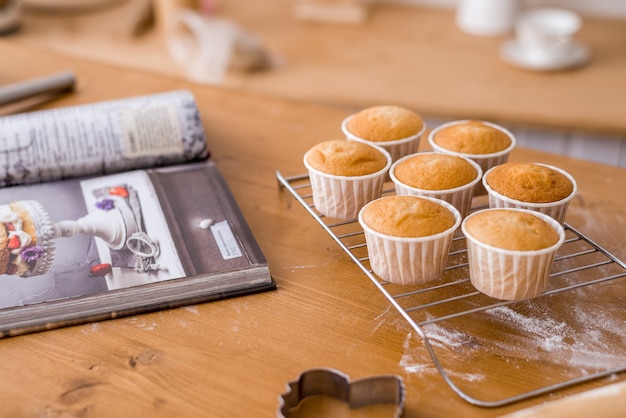 Foto cupcakes op de keukentafel