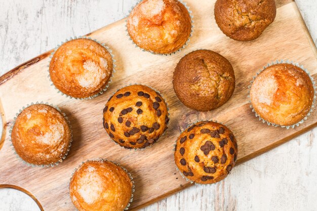 Cupcakes op een houten keukentafel