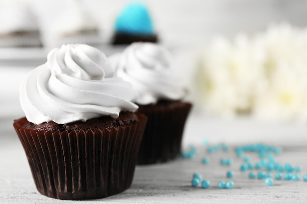 Cupcakes op een houten tafel